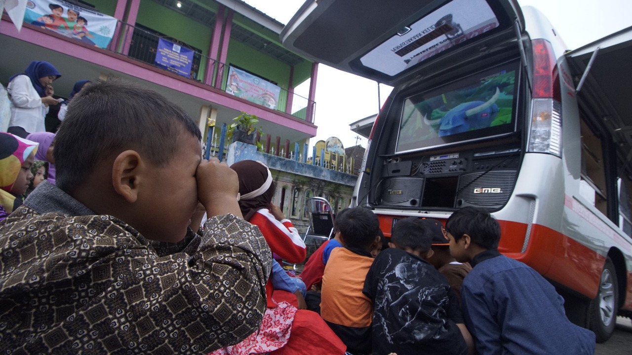 Anak-anak sekitar Dusun Princi di lereng Gunung Butek Desa Gading Kulon Kecamatan Dau Kabupaten Malang